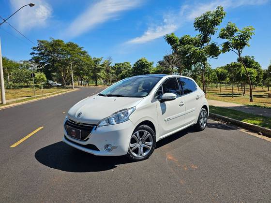 PEUGEOT 208 1.6 GRIFFE 16V FLEX 4P AUTOMÁTICO PEUGEOT 208 1.6 GRIFFE 16V FLEX 4P AUTOMÁTICO